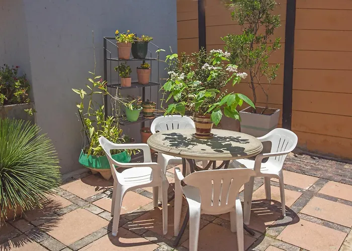 Spacious Garden Cottage